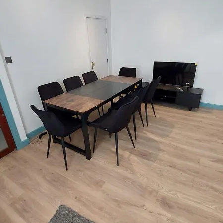Florence 4 Bedroom House, Sleeps 14 * Leeds (West Yorkshire)