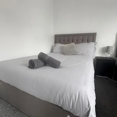 Florence 4 Bedroom House, Sleeps 14 * Leeds (West Yorkshire)