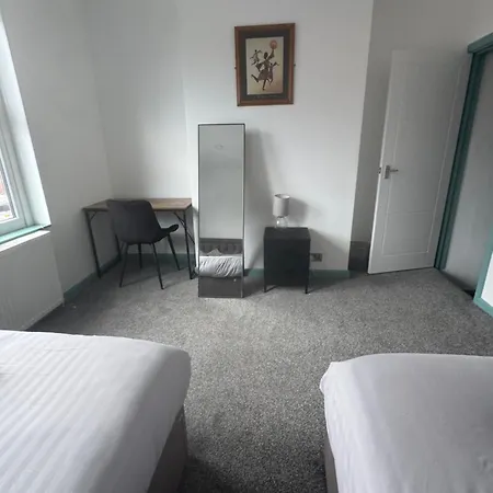 Florence 4 Bedroom House, Sleeps 14 * Leeds (West Yorkshire)