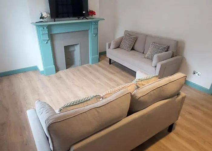 Florence 4 Bedroom House, Sleeps 14 Leeds