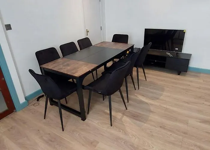 Florence 4 Bedroom House, Sleeps 14 * Leeds