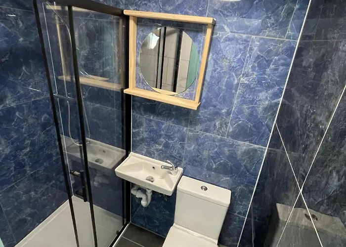 Florence 4 Bedroom House, Sleeps 14 * Leeds