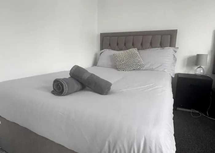 Florence 4 Bedroom House, Sleeps 14 * Leeds