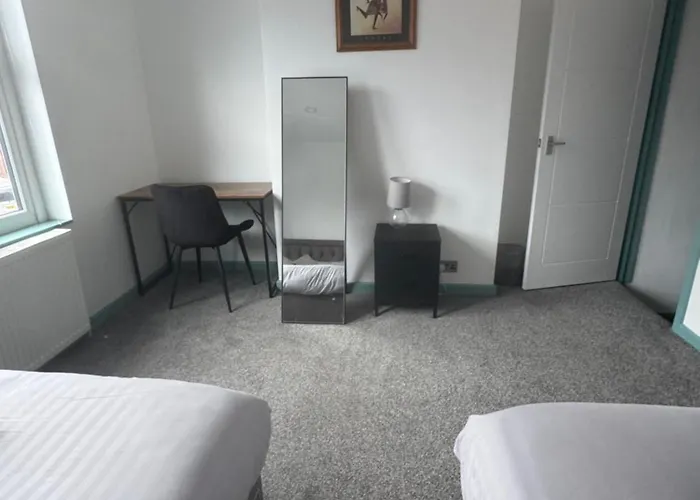 Florence 4 Bedroom House, Sleeps 14 * Leeds