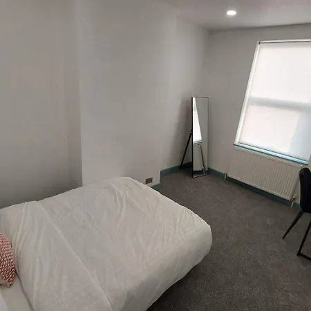 فيلة Florence 4 Bedroom House ليدز