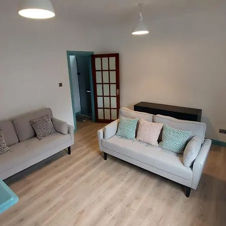 Florence 4 Bedroom House, Sleeps 14