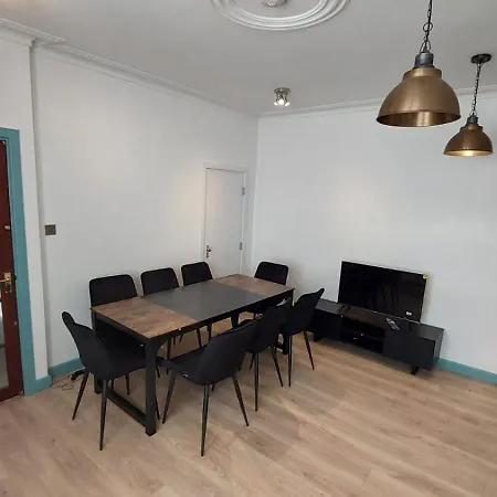 Florence 4 Bedroom House, Sleeps 14