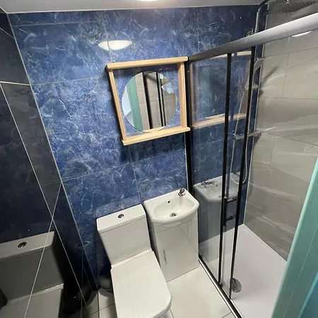 Апартаменты Florence 4 Bedroom House, Sleeps 14 Лидс