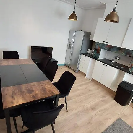 Florence 4 Bedroom House, Sleeps 14 Лидс