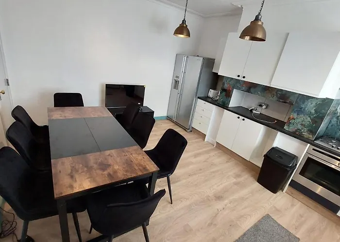 Florence 4 Bedroom House, Sleeps 14 Leeds (West Yorkshire)