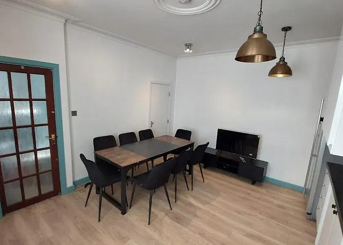 Florence 4 Bedroom House, Sleeps 14