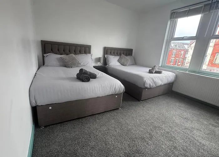 Florence 4 Bedroom House, Sleeps 14 * Leeds (West Yorkshire)
